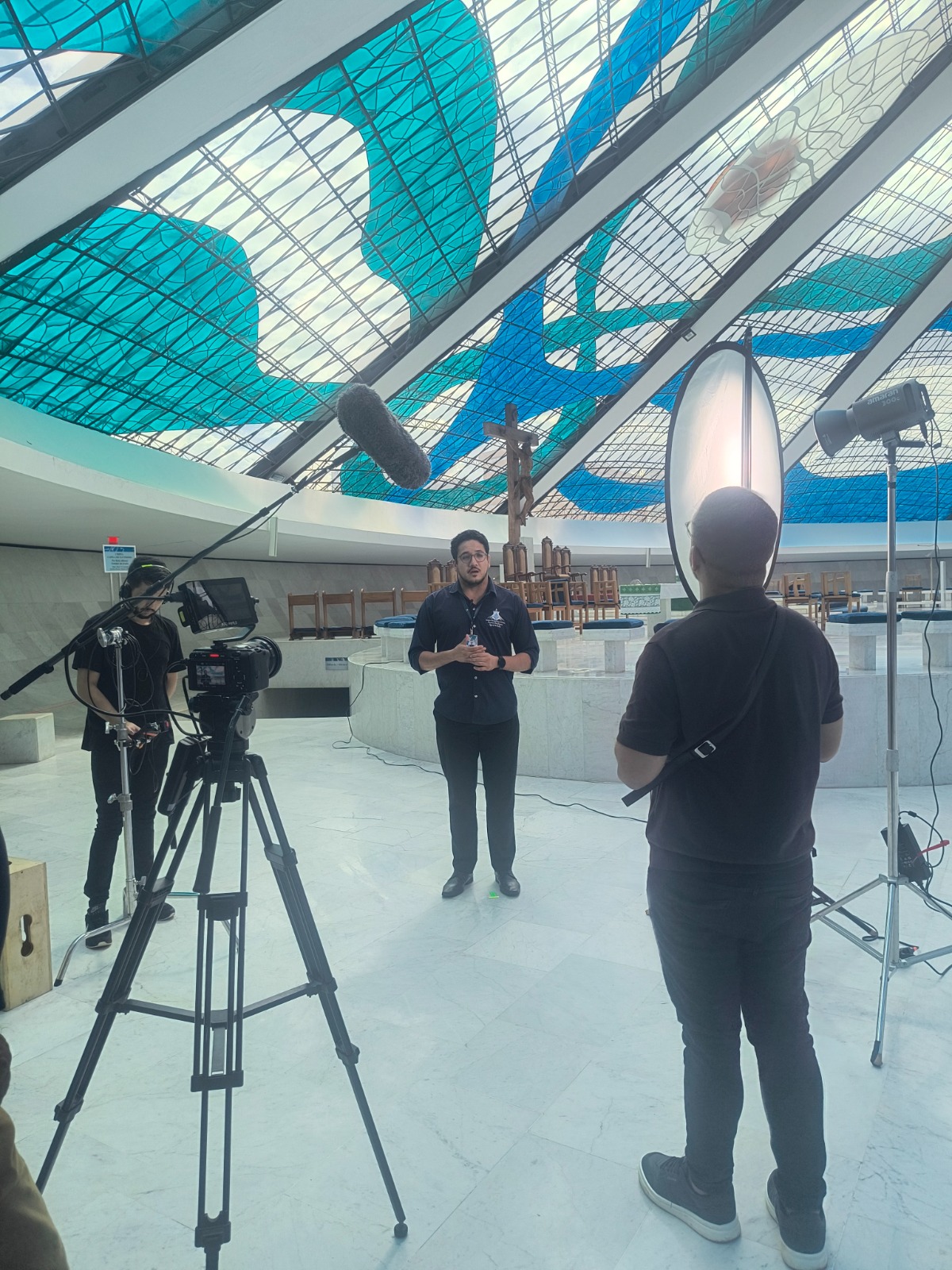 Equipe da Black Films gravando entrevista na Catedral de Brasília